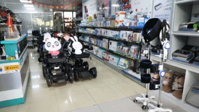 1654821443921444.gif (图)kaiyun开云官方网站穿戴式下肢助行器在康复辅具用品店.gif